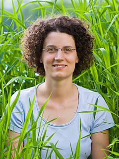 Portrait Sigrid Gramlinger-Moser im Gras sitzend