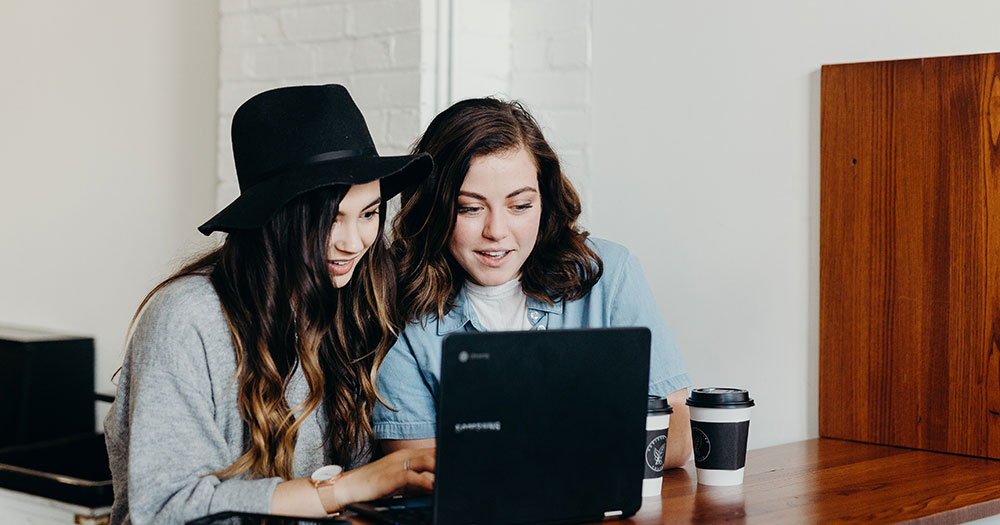 Zwei jungen Frauen beim Online-Shopping
