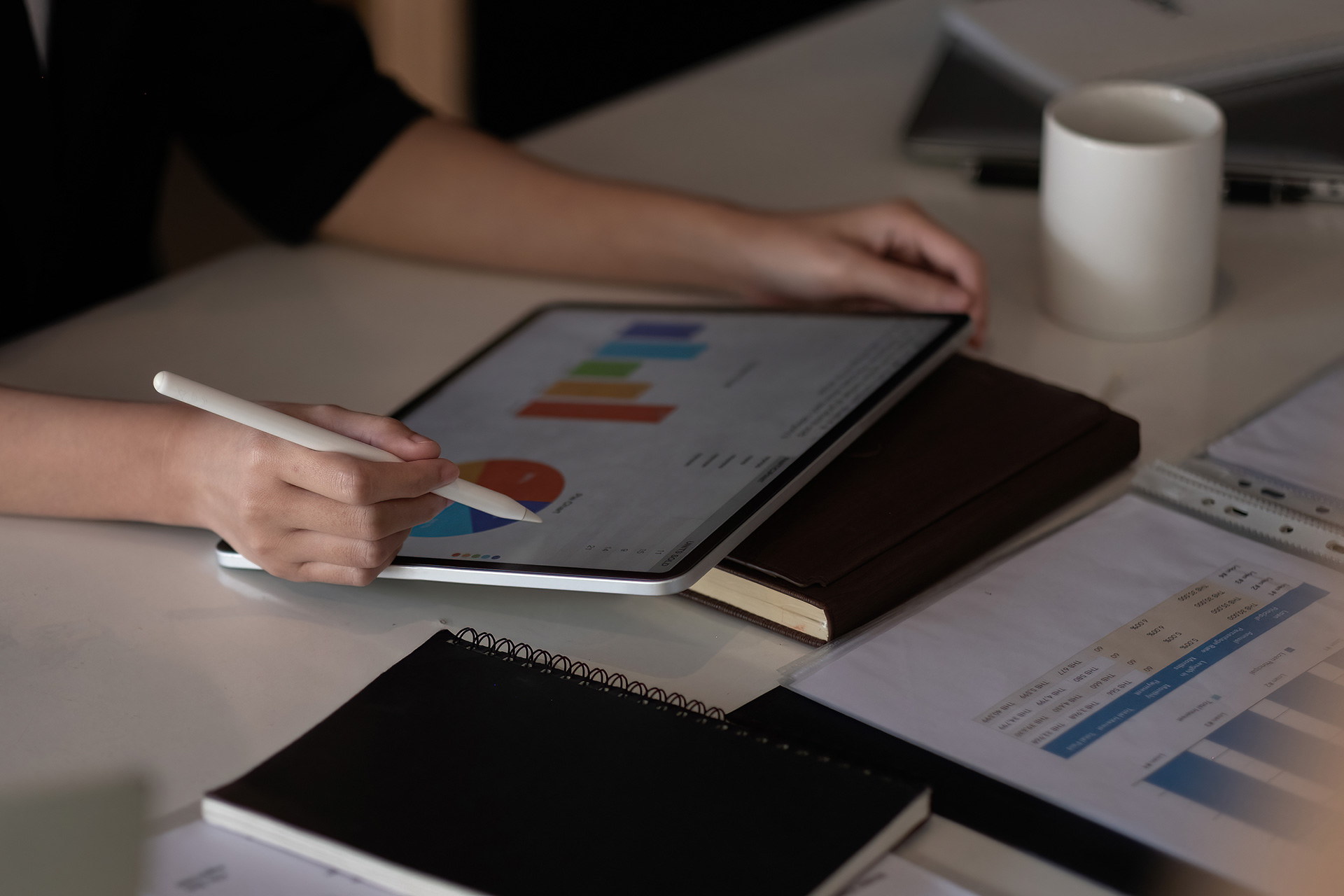 Erfolgreiche Webseiten werden auf einem Tablet analysiert