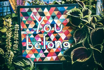 Ein Mosaik mit der Aufschrift "you belong".