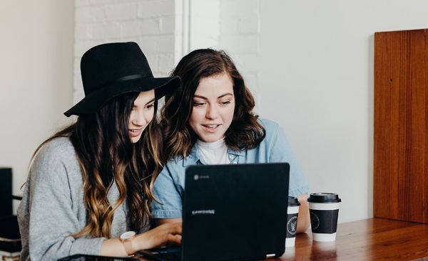 Zwei jungen Frauen beim Online-Shopping